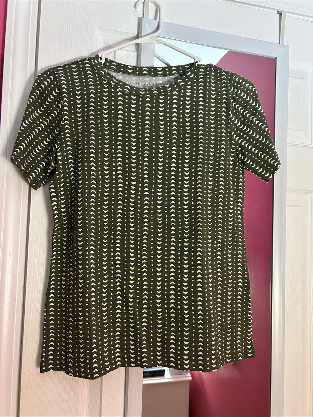 Ann Taylor Olive Green Short-Sleeve Printed Crewneck Top